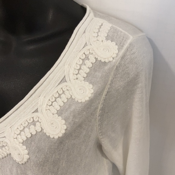 NIC & ZOE White VNeck Top in Small - Picture 5 of 9